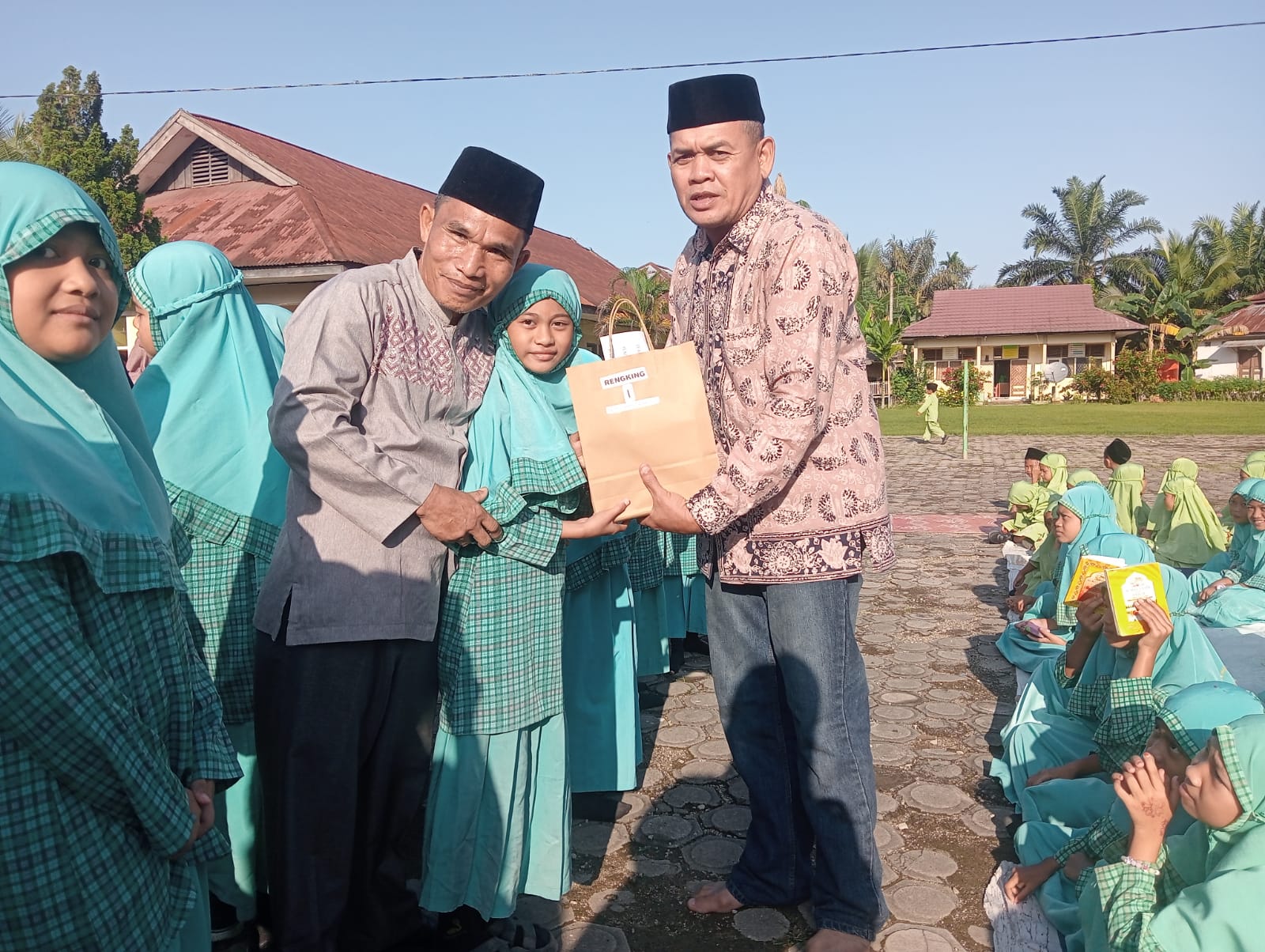 MIN 2 MUARO JAMBI MELAKSANAKAN PEMBAGIAN HADIAH UNTUK ANAK BERPRESTASI