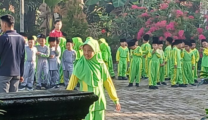 Guru Piket MIN 2 Muaro Jambi Pimpin Senam Pagi