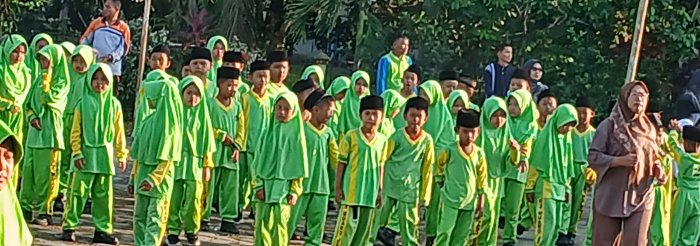 Guru dan Staf MIN 2 Muaro Jambi Gelar Senam Pagi Rutin