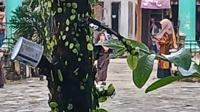 Guru Piket MIN 2 Muaro Jambi Sambut Kehadiran Siswa di Gerbang