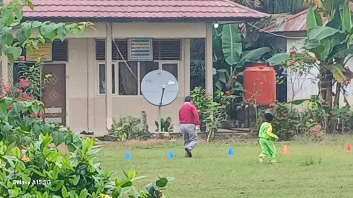 Askuri Guru MIN 2 Muaro Jambi Latih Siswa Lari dan Lompat Askuri Guru MIN 2 Muaro Jambi Latih Siswa Lari dan Lompat
