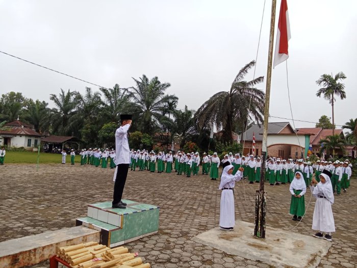 MIN 2 MUARO JAMBI MELAKSANAKAN UPACARA BENDERA UNTUK MEMAKNAI PERJUANGAN PAHLAWAN