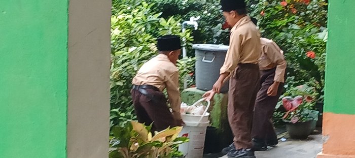 Siswa Kelas 3A  MIN 2 Muaro Jambi Perjuangkan Aksi Bersih Madrasah