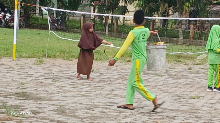 Rehan Siswa Kelas 6 MIN 2 Muaro Jambi Buang Sampah di Tempat Pembakaran