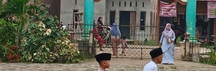 Guru Fikih Sambut Siswa di Gerbang Madrasah Setiap Pagi