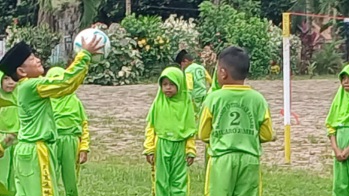 Siswa MIN 2 Muaro Jambi Belajar di Alam Terbuka Siswa MIN 2 Muaro Jambi Belajar di Alam Terbuka
