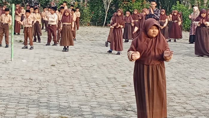 Kheisya Pimpin Senam Sehat di MIN 2 Muaro Jambi