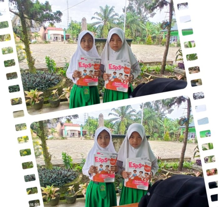 Yuki Dan Aulia Siswa MIN 2 Muaro Jambi Bangga Tunjukkan Buku Pelajaran