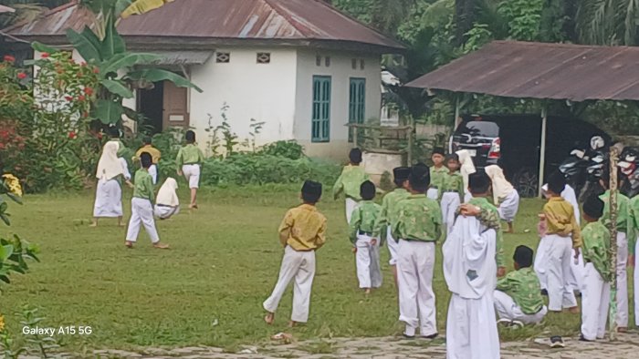 Siswa MIN 2 Muaro Jambi Gelar Permainan Tradisional