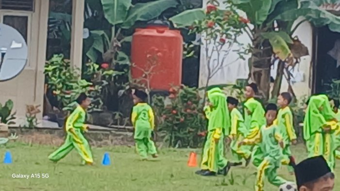 Yerlina Bimbing Siswa Kelas 1B MIN 2 Muaro Jambi Berolahraga