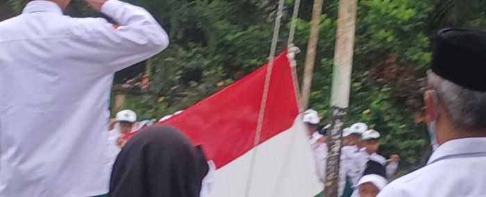 MIN 2 Muaro Jambi Gelar Upacara Bendera Setengah Tiang