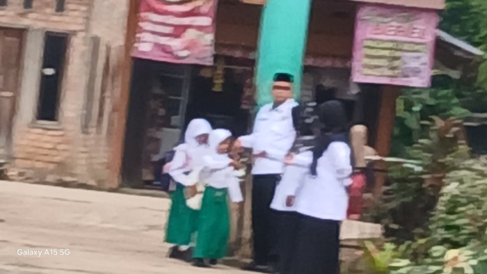 Guru dan Staf MIN 2 Muaro Jambi Sambut Siswa Baru dengan Hangat