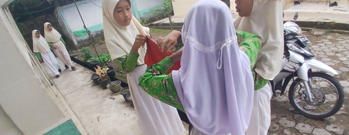 Siswa MIN 2 Muaro Jambi Latihan Melipat Bendera