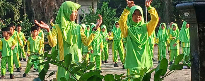 Azahwa Maharani Pimpin Senam Sehat di MIN 2 Muaro Jambi Azahwa Maharani Pimpin Senam Sehat di MIN 2 Muaro Jambi