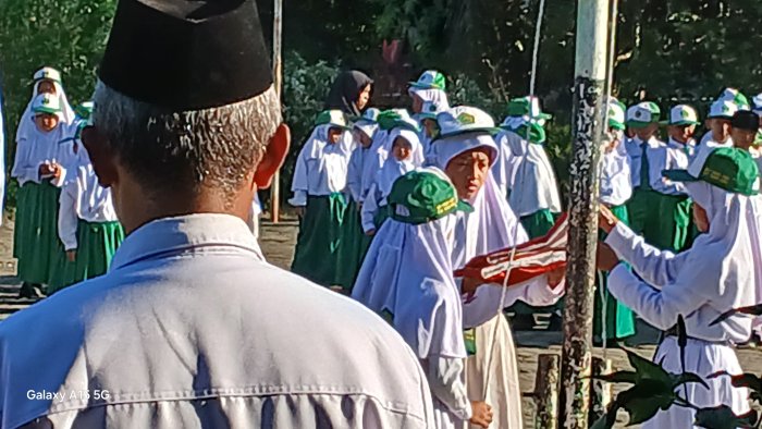 Latihan Pengibaran Bendera Siswa Kelas 5A Sekolah Tarikan