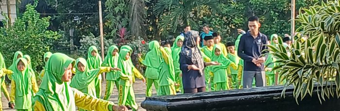 Guru dan Wakil Kepala MIN 2 Muaro Jambi Dampingi Senam Pagi Guru dan Wakil Kepala MIN 2 Muaro Jambi Dampingi Senam Pagi