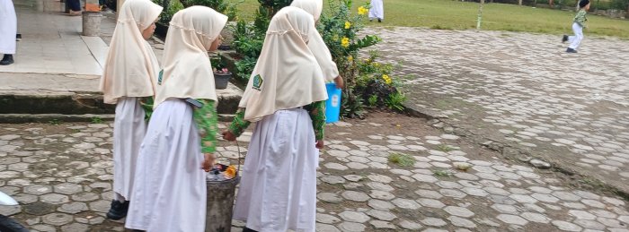 Siswa MIN 2 Muaro Jambi Lakukan Aksi Bersih Lingkungan Sekolah Siswa MIN 2 Muaro Jambi Lakukan Aksi Bersih Lingkungan Sekolah