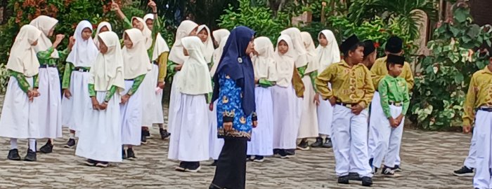 Salnita dan Mustar Awasi Persiapan Upacara di Madrasah Salnita dan Mustar Awasi Persiapan Upacara di Madrasah