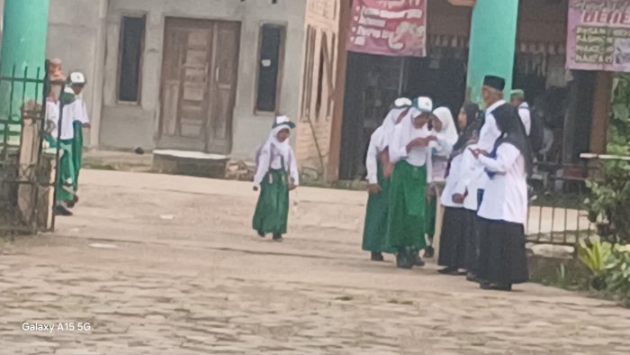 Guru dan Staf MIN 2 Muaro Jambi Sambut Siswa di Pagi Hari