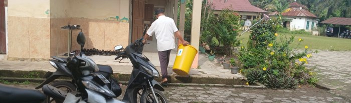 Staf dan Siswa Madrasah Tarikan Gelar Aksi Bersih Sekolah Staf dan Siswa Madrasah Tarikan Gelar Aksi Bersih Sekolah