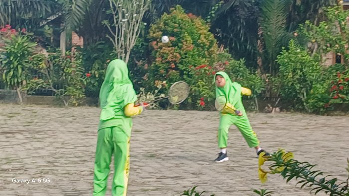 Bunga Natasha Semangat Ikuti Bulutangkis di MIN 2 Muaro Jambi