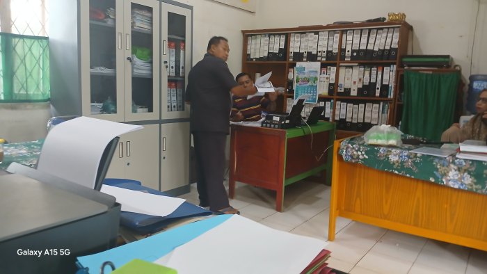 Heri dan Zamroni Dapat Arahan Tugas dari Bendahara MIN 2 Muaro Jambi