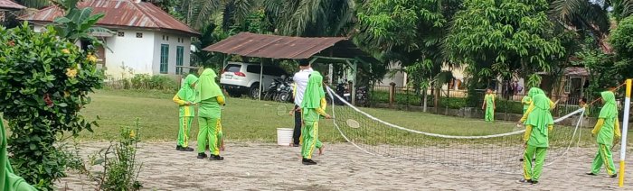 Guru MIN 2 Muaro Jambi Dampingi Siswa Bermain Bulu Tangkis Guru MIN 2 Muaro Jambi Dampingi Siswa Bermain Bulu Tangkis