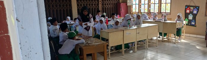 Pembagian Soal Ujian Semester di MIN 2 Muaro Jambi Berlangsung Tertib