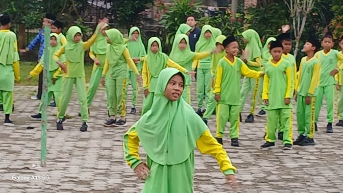 Nadifa Memimpin Senam Pagi di MIN 2 Muaro Jambi
