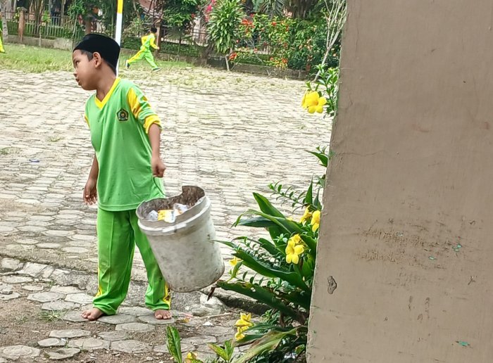 Siswa MIN 2 Muaro Jambi Wujudkan Lingkungan Bersih di Sekolah