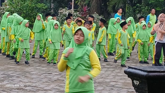 Siswa MIN 2 Muaro Jambi Gelar Aksi Bersih Sekolah Siswa MIN 2 Muaro Jambi Gelar Aksi Bersih Sekolah