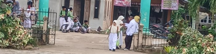 Guru dan Wali Kelas Sambut Siswa Setiap Pagi