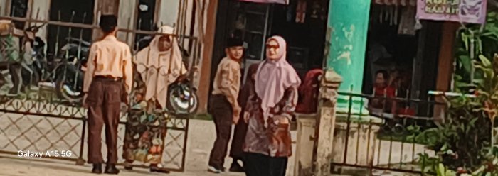 Guru Piket MIN 2 Muaro Jambi Sambut Siswa di Gerbang Guru Piket MIN 2 Muaro Jambi Sambut Siswa di Gerbang