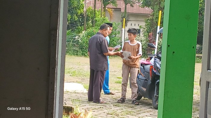 Operator MIN 2 Muaro Jambi Periksa Kelengkapan Dokumen Legalisir  Siswa