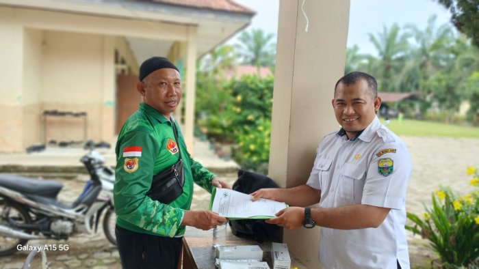 MIN 2 Muaro Jambi Distribusikan Obat Cacing untuk Siswa