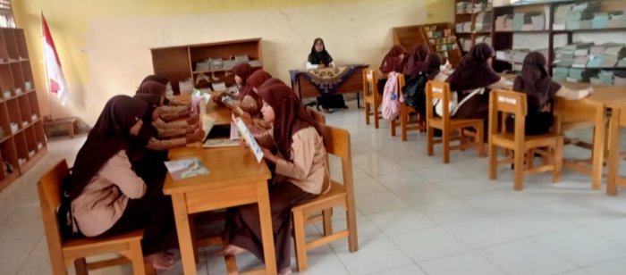 Staf MIN 2 Muaro Jambi Bimbing Siswa di Perpustakaan