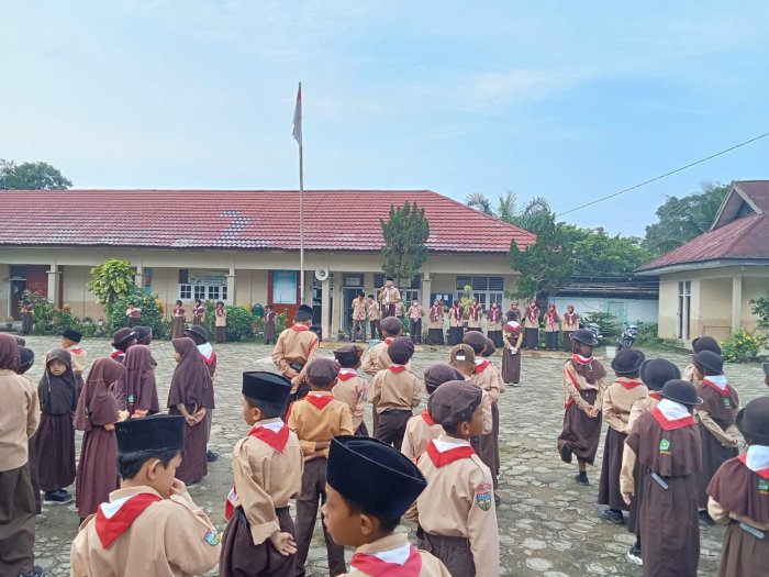 MIN 2 MUARO JAMBI PERINGATI HARI PRAMUKA