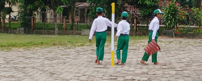 MIN 2 Muaro Jambi Tanamkan Kebiasaan Buang Sampah Sejak Dini