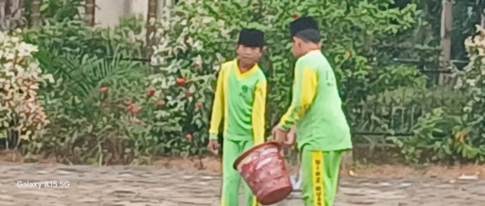 Wali Kelas MIN 2 Muaro Jambi Bimbing Siswa Jaga Kebersihan