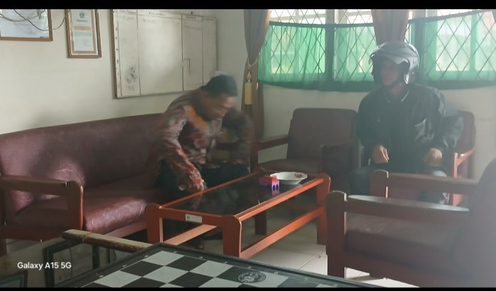 MIN 2 Muaro Jambi Beri Layanan Bagi Wali Murid Yang Legalisir Dokumen