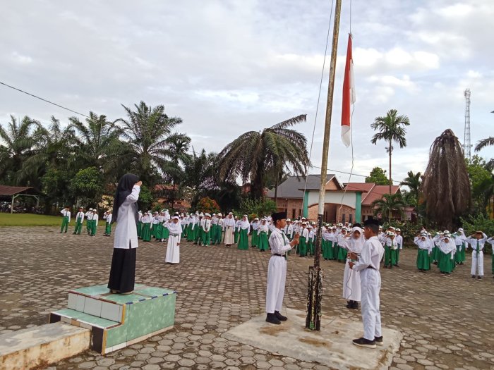 MIN 2 Muaro Jambi Tanamkan Disiplin Lewat Upacara Bendera