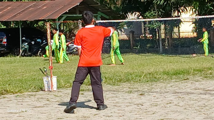 Guru PJOK Dampingi Siswa Belajar di Luar Kelas