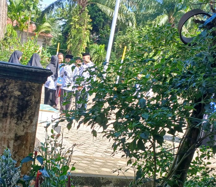 MIN 2 Muaro Jambi Peringati Hari Guru ke-80 dengan Tradisi Bersalaman MIN 2 Muaro Jambi Peringati Hari Guru ke-80 dengan Tradisi Bersalaman