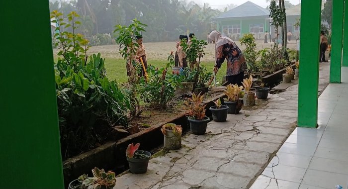 Siswa MIN 2 Muaro Jambi Gelar Aksi Bersih-Bersih Sampah