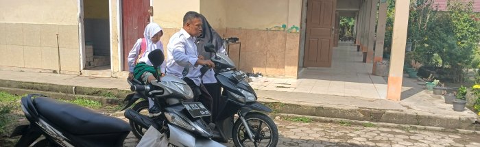 Guru dan Staf MIN 2 Muaro Jambi Bantu Siswa Sakit