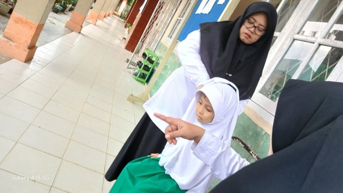 Yerlina Guru Piket Berperan Aktif Jaga Kesehatan Siswa MIN 2 Muaro Jambi