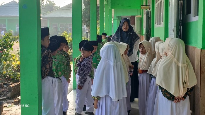 Guru MIN 2 Muaro Jambi Bimbing Siswa Bacaan  Ayat Pendek