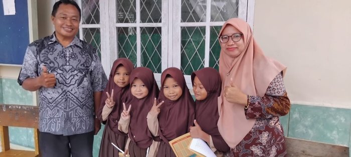 Guru MIN 2 Muaro Jambi Dampingi Siswa Latihan Wawancara Guru MIN 2 Muaro Jambi Dampingi Siswa Latihan Wawancara