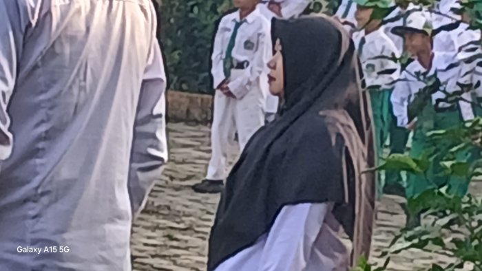 Majelis Guru Min 2 Muaro Jambi Siapkan Siswa untuk Upacara Bendera