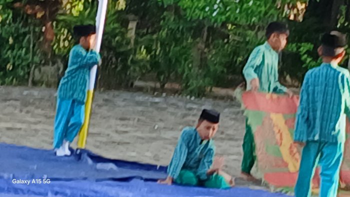 Siswa MIN 2 Muaro Jambi Gelar Kegiatan Pasang Tikar Di halaman Madrasah